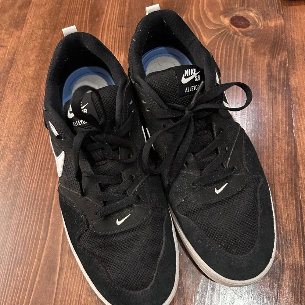 Nike SB Alleyoop Men's Size 10 Black/White Skate Shoes‎ (used)